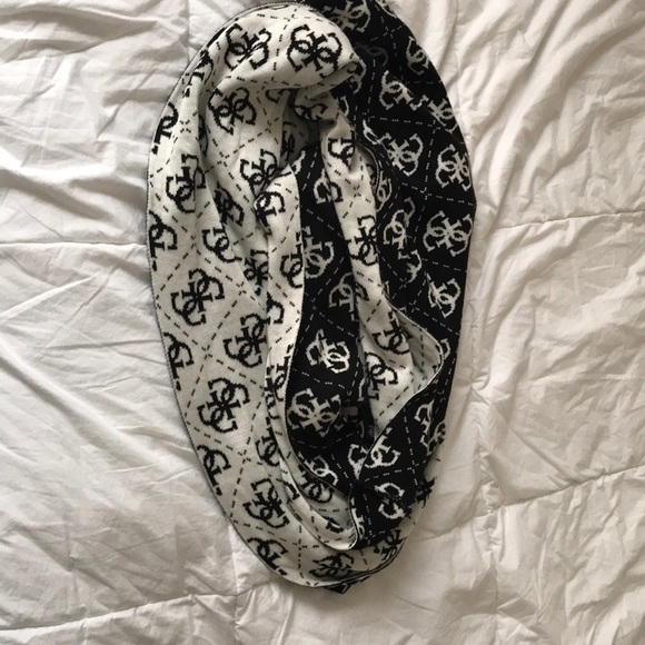 Guess Black & White Scarf - Picture 4 of 5